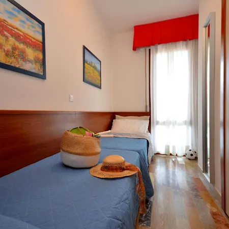 Lucina Villa *